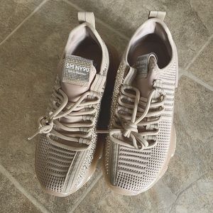 Selling a pair of Steve Madden sneakers.